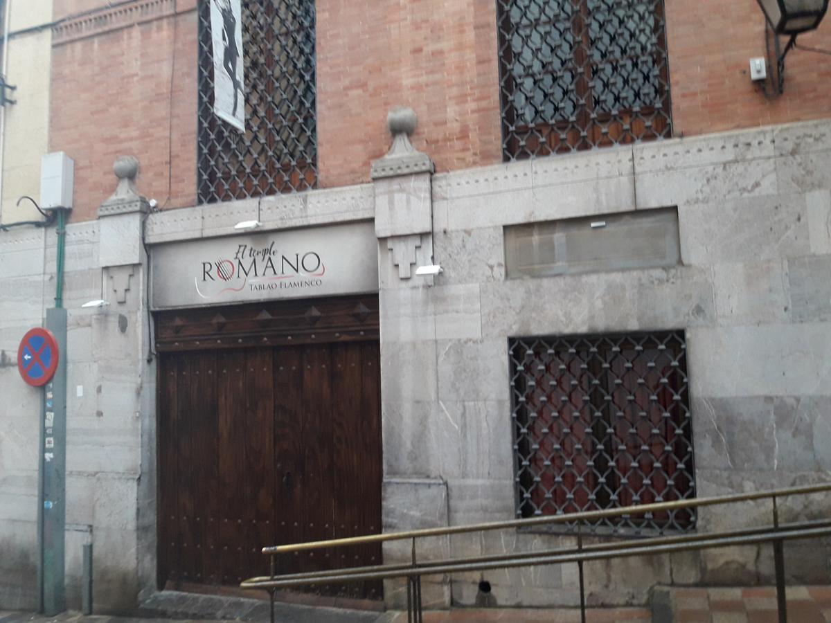 Sleep & Shower In A Typical District Cordova Esterno foto