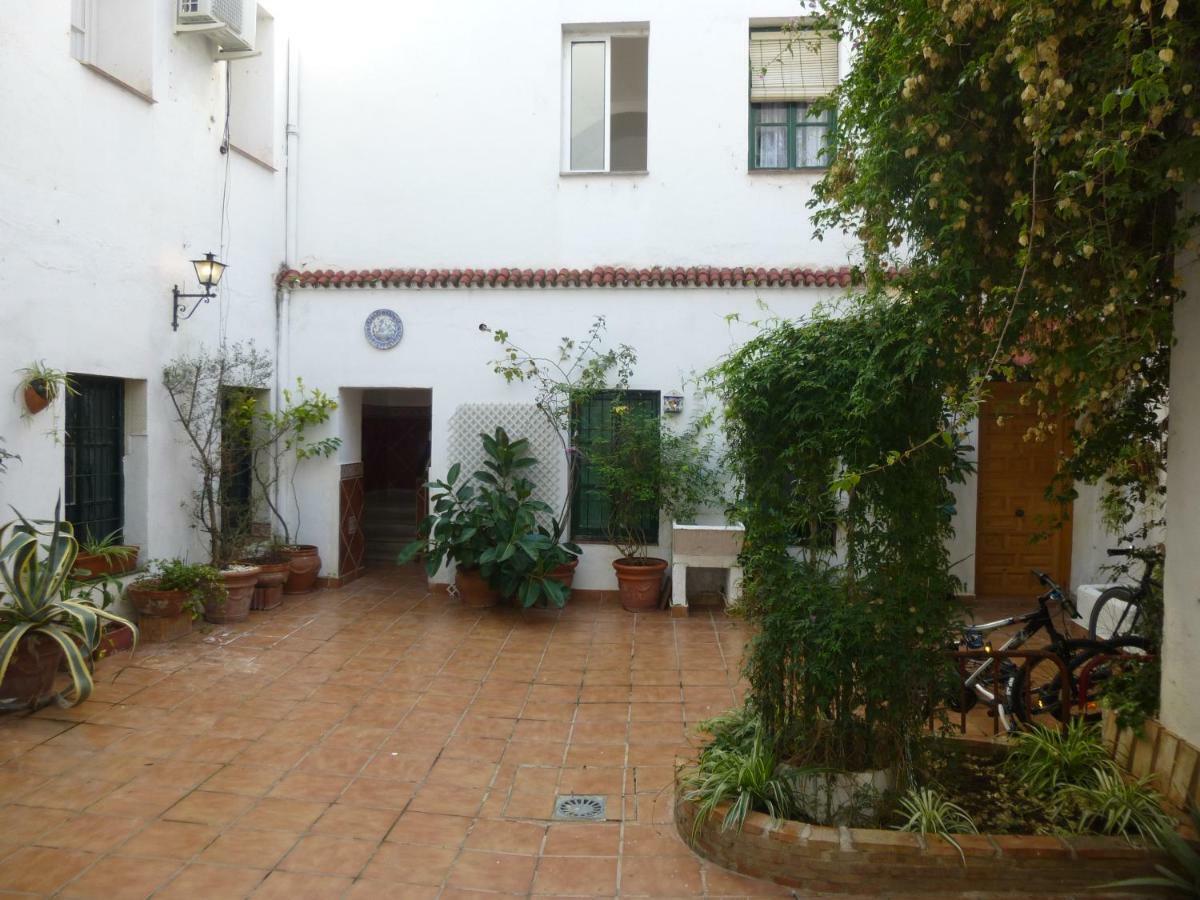 Sleep & Shower In A Typical District Cordova Esterno foto